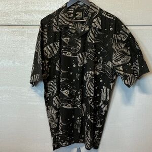 Forever 21 Men Black Short Sleeve Button-Down Shirt with Gray Fish Print